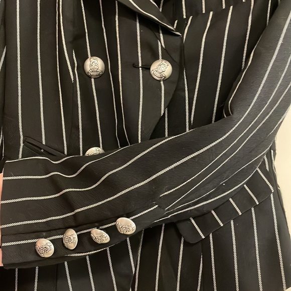 Black pinstripe cropped blazer with dagger hem - Picture 2 of 5
